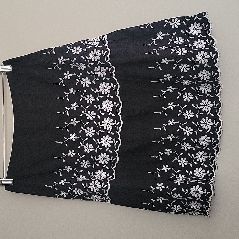 Harold's Black and White Embroidered A-line Skirt Size 8
